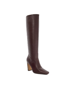 Cold weather styling calls for our versatile Sliding knee-high boots, a signature style you'll return to year after year. Crafted from premium leather and showcasing a modern square-toe design, this heeled boot offers a timeless look and comfortable fit.