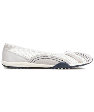 Die Kate Slip-on von Soelsister ist Ihre alltägliche flache Pumpe mit einem subtilen sportlichen edge.the atmungsaktives Leder-Obermaterial und leicht, flexible Sohle macht diese feminine Schuh perfekt für viele Gelegenheiten, bequemes Tragen und vielseitige Looks. Diese weißen Ballerinas sind entworfen, um Low-Key-Styling mit einem zeitlosen Finish und geformte Silhouette zu bieten.