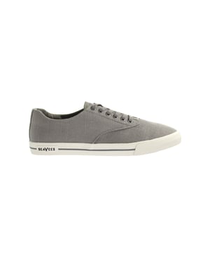 Seavees Hermosa Men's Grey Plimsolls: una encarnación perfecta del estilo de California, estilo casual y comodidad relajada. Estos plimsolls ofrecen un diseño atemporal que pasa sin esfuerzo de la playa a las calles de la ciudad, lo que los convierte en una adición esencial a su colección de calzado.

Características clave:

California Cool: The Seavees Hermosa Men's Grey Plimsolls encapsulan el espíritu relajado y despreocupado de California. Inspirados en el estilo de vida costero relajado, estos plimsolls irradian una sensación de frío sin esfuerzo que complementa varios looks.

Diseño clásico: con una silueta plimsoll clásica, estos zapatos capturan la esencia del estilo de calzado atemporal. El diseño simple pero versátil asegura que se combinen sin problemas con una variedad de atuendos informales.

Construcción cómoda: estos plimsolls priorizan la comodidad con características como una plantilla acolchada y un forro suave. La construcción ligera permite que sus pies respire, lo que los hace adecuados para el uso prolongado en clima cálido.

Hue gris versátil: el color gris neutro de estos plimsolls ofrece versatilidad en el estilo. Ya sea que esté vistiendo su atuendo de playa o completando un conjunto urbano informal, estos zapatos se mezclan sin esfuerzo en su aspecto.

Estética relajada: los plimsolls Hermosa llevan una estética relajada que resuena con aquellos que aprecian el estilo tranquilo. Son perfectos para las personas que prefieren una apariencia relajada pero pulida.

Suella externa duradera: la suela exterior de goma de los plimsolls Hermosa proporciona una tracción y durabilidad confiables, asegurando un paso seguro en varias superficies. Ya sea que esté paseando por arena o pavimento, estos zapatos ofrecen estabilidad.

Marca sutil: el logotipo de Seavees, se muestra discretamente en estos plimsolls, significa un compromiso con la calidad y la autenticidad. Es un toque sutil pero distintivo que refleja la herencia de la marca.