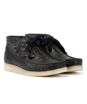 Der ikonische Clarks Wallabee Schuh im Stiefelstil. Die von Mokassins inspirierte, strukturierte Silhouette bietet klare und einfache Linien. Hergestellt aus hochwertigem, krokogeprägtem, verwittertem Leder-Obermaterial und atmungsaktivem Lederfutter. Diese Wallabee Stiefel verfügen über eine Schnürung und eine markante Kreppsohle.
