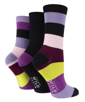Si buscas unos calcetines de bambú que sean ligeros y cómodos, además de elegantes, ¡no busques más, estos 3 Pack Wild Feet Bamboo Socks son para ti! Con más de 25 estilos y diseños diferentes disponibles, ¡te garantizamos que encontrarás algo que te guste! Las fibras de bambú de estos calcetines no sólo son transpirables e hipoalergénicas, sino que también son termorreguladoras. Esto significa que mantienen la temperatura perfecta para tus pies durante todo el día, permitiéndote el máximo confort. Por si esto fuera poco, el bambú también absorbe la humedad, lo que significa que estos calcetines mantendrán tu piel seca y sana durante todo el día al absorber toda la humedad no deseada. ¿Qué más se puede pedir? Estos calcetines vienen en paquetes de 3, cada paquete contiene una variedad de colores y están hechos de 70% viscosa de bambú 28% poliéster 2% elastano. Son de la talla de mujer 4-8 UK. También se pueden lavar a máquina.