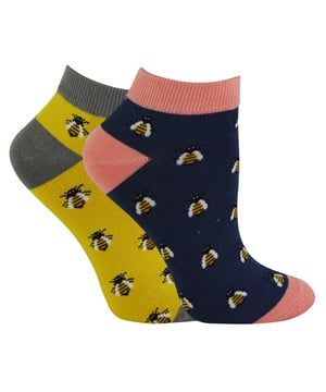 Ben je op zoek naar nieuwe sneakersokken voor de zomer, maar ben je de saaie effen kleuren zat? Nou, deze geweldige 2-pack NieuwigheidBamboeTrainer Sokken zijn perfect als je graag dierendesigns aan je voeten draagt! Deze Miss Sparrow damessokken zijn een geweldig cadeau-idee voor iedereen die van schattige dieren houdt. Het zijn comfortabele en koele, superzachte bamboevezels en ze hebben een glad materiaal dat ademt. Ze zijn ook van nature hypoallergeen en antibacterieel. Deze sokken worden geleverd in verpakkingen van 2 paar en hebben een laag uitgesneden enkellengte zodat ze subtiel in je schoenen passen. Ze zijn verkrijgbaar in 6 schattige schattige dierenpatronen, waaronder: Schildpadden, Konijnen, Papegaaiduikers, Worsthonden, Honingbijen en Egels. Miss Sparrow is trots op hun producten met de filosofie om je voeten het hele jaar door fantastisch te laten voelen. Of het nu hun chique en stijlvolle producten zijn, ze brengen je unieke, opwindende en modieuze accessoires, vol individualiteit om je het vertrouwen te geven jezelf te zijn. Deze sneakersokken zijn gemaakt van 53% bamboe, 20% katoen, 19% polyester, 6% polyamide, 2% elastaan. Ze zijn verkrijgbaar in één maat voor dames: 37-42 EU en zijn machinewasbaar onder de 40. Niet chemisch reinigen. Niet strijken. Niet bleken.