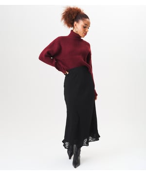 Mantente cómodo y a la moda esta temporada con nuestro Jersey Corto de Punto Grueso con Cuello Alto. Fabricado con materiales de alta calidad, este jersey te mantendrá abrigado y a la última. El cuello alto añade un toque de estilo, mientras que el punto grueso proporciona tanto comodidad como durabilidad. Perfecto para combinar o llevar solo, este jersey será un básico en tu guardarropa. Medida: Longitud aproximada - 60 cm.
