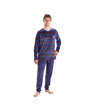 Descubre el confort y la elegancia del pijama para caballero de Munich.

Diseñado en lujoso terciopelo, este pijama hombre invierno es perfecto para disfrutar de las noches frías con un toque de sofisticación. Su suave textura proporciona una calidez excepcional, ideal para relajarte en casa.

El conjunto incluye una camiseta de manga larga que destaca por su diseño moderno, adornada con gráficos de la marca.

Por otro lado, los pantalones cuentan con una cintura elástica ajustable que garantiza un ajuste perfecto y libertad de movimiento. Además, están diseñados con prácticos bolsillos laterales, ideales para llevar tus objetos esenciales mientras disfrutas de momentos de relajación.

Las costuras vistas a tono añaden un detalle sutil pero elegante.

Añade un toque de lujo a tus noches con este pijama de terciopelo que redefine la relajación.
 Composición: Camiseta: 95% Poliéster, 5% Elastano; Pantalón:  95% Poliéster, 5% Elastano.
 Cuidados:
-Lavar en un ciclo suave.
-Siempre usar agua fría o tibia. 
-No usar secadora. Es mejor secarlo al aire. 
-Si es necesario, planchar a temperaturas bajas.
-No usar blanqueadores.