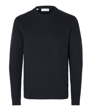 Tauchen Sie ein in den urbanen Stil mit dem Herren Strickpullover von Selected Homme - ein unverzichtbares Element für Ihre Alltagsgarderobe. Mit seinem klassischen Rundhalsausschnitt und dem leichten Stoff ist dieser Strickpullover perfekt für den täglichen Gebrauch geeignet. Seine Langarm-Konstruktion bietet Wärme und Vielseitigkeit, während die strapazierfähigen Materialien eine lange Lebensdauer gewährleisten. Die gerippten Ärmelbündchen und der Saum verleihen dem Strickpullover eine sportliche Note und sorgen für eine bequeme Passform. Trotz seines schlichten Designs ist dieser Strickpullover ein vielseitiges Basic, das sich mühelos mit anderen Kleidungsstücken kombinieren lässt. Genießen Sie den ganztägigen Tragekomfort und die Bewegungsfreiheit dieses Strickpullovers, das Ihre aktive Lebensweise perfekt ergänzt. Ob beim Sport oder in der Freizeit - dieser Strickpullover ist der ideale Begleiter für jede Gelegenheit. Mit Selected Homme erleben Sie nicht nur Qualität, sondern auch Stil, der Ihre Persönlichkeit unterstreicht. Gönnen Sie sich den Luxus von Komfort und Eleganz und bereichern Sie Ihre Garderobe mit diesem Strickpullover, der Ihnen ein angenehmes Tragegefühl den ganzen Tag über bietet.