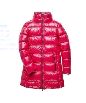 Abrigo largo de plumas en color fucsia brillante Cierre con cremallera para facilitar su uso Diseño de dos bolsillos para almacenar lo esencial Logo de la marca en el hombro para un estilo adicional Relleno de plumas naturales para máxima calidez y comodidad Perfecto para mujeres que quieren hacer una declaración esta temporada de invierno Material: 100% nailon
