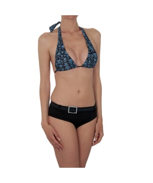 Omschrijving:
 - Bikini met caravelprint.
 - Triangelbeha, met schuim in de cups.
 - Striksluiting in de nek en op de rug.
 - Effen slipje.
 - Elastische tailleband, met riemlussen en riem met plastic gesp.
 - Gespdetail met de merknaam gegraveerd.
 - Slipje met binnenvoering.
 - Naden in toon zichtbaar.
 Samenstelling: 80% Polyamide, 20% Polyester
 Onderhoud:
Onderhoud:
 - Handwas.
 - Geen bleekmiddel gebruiken.
 - Niet strijken.
 - Niet in de droger drogen.
 - Niet chemisch reinigen.