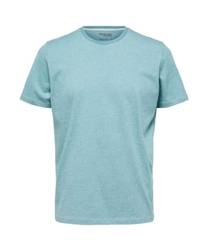 Entdecken Sie das zeitlose T-Shirt von Selected Homme - ein unverzichtbares Element für jede männliche Garderobe. Mit seinem klassischen Rundhalsausschnitt und normalen Schnitt ist dieses T-Shirt ein vielseitiges Kleidungsstück für jeden Tag. Die kurzärmlige Konstruktion bietet eine angenehme Luftzirkulation und Bewegungsfreiheit.  Das Melange-Muster verleiht diesem T-Shirt eine subtile Textur und eine moderne Note, die Ihre Persönlichkeit unterstreicht. Hergestellt aus hochwertigen Materialien, bietet dieses T-Shirt nicht nur ein luxuriöses Tragegefühl, sondern auch eine lange Lebensdauer.  Ob solo getragen oder unter einem Hemd oder Pullover - dieses T-Shirt ist der ideale Begleiter für jede Gelegenheit. Von lässigen Wochenendausflügen bis hin zu formellen Anlässen passt es perfekt zu Ihrer Alltagsgarderobe.  Genießen Sie den ganztägigen Tragekomfort und die Bewegungsfreiheit dieses T-Shirts, das Ihre aktive Lebensweise perfekt ergänzt. Mit Selected Homme erleben Sie nicht nur Qualität, sondern auch Stil, der Ihre Persönlichkeit unterstreicht. Gönnen Sie sich den Luxus von Komfort und Eleganz und bereichern Sie Ihre Garderobe mit diesem zeitlosen T-Shirt, das Ihnen ein angenehmes Tragegefühl den ganzen Tag über bietet.