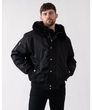 Embrace transitional weather in style with this versatile Bomber Jacket, ideal for those in-between seasons. Crafted with attention to detail and designed for both comfort and fashion, it's the perfect outerwear staple for staying stylish and comfortable as the weather changes.


Warmth & Protection


Protection Rating - Level 2: Cold – Your everyday winter workhorse. These garments will hold you down through the rain, sleet, hail and snow without overheating.
Toscana Shearling on Trim
Water Repellent, Water Resistant, Wind Resistant




Design & Function


2-Way Zipper with Logo PullerPlacket with Snap Closure
2 Pockets with Snap Closure below Waist1 Patch Pocket with Zipper Closure on Sleeve
Gold TrimsRib Knit Cuffs and Hem
Gold Metal Logo

Oversized Fit

COMPOSITION



Body: 100% Nylon
Lining: 95% Polyester, 5% Elastane


FILL

Polyfil 100% Recycled Polyester
 
M34MB027S


 



 



 