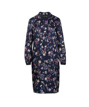 Este vestido estampado floral está confeccionado en viscosa satinada. El cuello se abrocha en la parte delantera con dos lazos en la misma tela. Tiene mangas largas y hay tela de contraste en los puños que se abrocha con un botón. El vestido tiene una longitud hasta la rodilla y tiene una silueta suelta. Está completamente forrado.