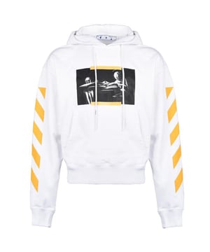 Mantengase calido y elegante con esta sudadera con capucha blanca. Con un mensaje iconico a lo largo del cofre, esta sudadera con capucha seguramente sera un iniciador de conversacion. �Muestra tu estilo unico! Logotipo blanquecino en cordero, sudadera blanca blanca, pintura en el pecho, ajuste regular al algodon 100%, manga larga, finales de cintura y manga elasticada, capucha ajustable de ajuste regular, bolsillo de canguro delantero grande, hecho en codigo de estilo Portugal: OMBB037F21FLE0110184