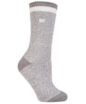 Sie haben eine mittlere Wadenhöhe und sind ideal für das Tragen in Stiefeln und Gummistiefeln geeignet und halten Ihre Füße garantiert warm. Wir haben diese in drei anderen Farben, bitte sehen Sie sie in unserem ebay-Shop. Nur die Originale sind gut! Wenn die Temperaturen sinken, ziehen Sie dieses Paar Heat Holder Thermosocken für Damen an und genießen Sie die extreme Wärme, die diese klobigen Socken bieten. Die ultimativen Thermosocken, diese Heat Holders haben einen massiven Tog-Wert von 2,34, der Ihre Füße mit dem speziell entwickelten, extra schweren Garn vollständig isoliert. Die Innenseite jeder Socke wurde intensiv gebürstet, wodurch sie sich sensationell weich anfühlt und gleichzeitig mehr warme Luft nahe an der Haut hält, wodurch die Füße länger warm bleiben. Dank der langflorigen Polsterung halten diese Socken die Füße nicht nur warm, sondern auch geschützt und gestützt.