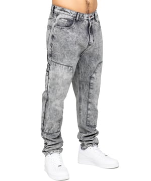 Deze jeans hebben zelfstofpanelen, een lus aan de linkerkant en een losse pasvorm voor maximaal gemak. Andere details zoals de merkknop, klinknagels, kunstlederen taillepatch en metalen badge voegen een vleugje persoonlijkheid toe. Kies tussen een relaxte pasvorm voor comfort en bewegingsvrijheid, een tijdloze rechte pijp of een eigentijdse taps toelopende pasvorm. De kenmerkende gereedschapzakken en hamerlus voegen niet alleen functionaliteit toe, maar geven de jeans ook een unieke stijl.
