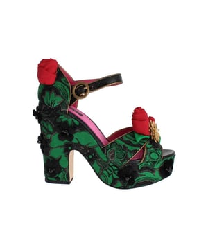 Precioso a estrenar con etiquetas.
  100% autentico Dolce & Gabbana.
  Zapatos de brocado verde y jacquard de cristal rojo Roses.
  De la exclusiva coleccion MainLine de Dolce & Gabbana.
  Sandalias de cuna con tira al tobillo.
  Color verde y negro con det.