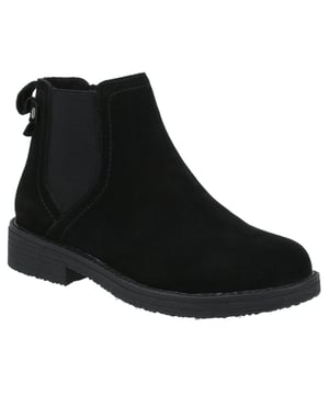 Met zijn knusse fleece voering en waterafstotende bovenwerk van echt suède, maar met een wijdere pasvorm voor extra comfort, kun je in stijl van je dag genieten in onze trendy Maddy Boot.