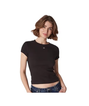 Präsentiert moderne Versionen klassischer Modelle von Tommy Hilfiger, integriert Tommy Jeans die Inspiration der 90er Jahre mit einem entspannten Stil, um das Höchste der lässigen Ästhetik zu erreichen. Mit lebendigen Farbtönen und subtilen Nuancen bietet Tommy Jeans Kollektionen, die jede Garderobe ergänzen, wie dieses lässige Baby Essential T-Shirt für Damen, erhältlich in Schwarz mit einer slim fit Passform. Details: Farbe Schwarz, Rundhalsausschnitt, lässige Struktur, slim fit und dezentes Logo-Flagge in der Mitte der Brust.