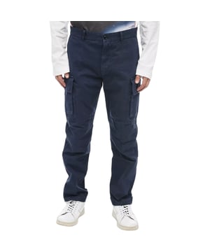 De recht gesneden cargobroek, die stijl en functionaliteit perfect combineert, is ideaal voor zowel urban als casual outfits, biedt comfort en bewegingsvrijheid in het dagelijks leven en is door het universele ontwerp geschikt voor elk type schoeisel, van sportieve sportschoenen tot elegante loafers.

Met een middelhoge tailleband die comfort en een universele pasvorm biedt, is deze cargobroek de perfecte keuze voor mensen die mode met praktisch nut waarderen. Een elastische tailleband garandeert bovendien dat de broek perfect past in elke situatie.

Door de knoop- en ritssluiting met logo krijgt de broek een uniek karakter en wordt het prestige van het merk subtiel benadrukt, terwijl het gebruiksgemak wordt geboden, waardoor het niet alleen een stijlvol maar ook een praktisch kledingstuk is.

Ze hebben vier zakken aan de voorkant, die genoeg ruimte bieden voor kleine benodigdheden, en twee extra zakken aan de achterkant bieden ruimte voor nog meer items, waardoor ze ideaal zijn voor mensen die belang hechten aan organisatie en netheid.

Op de achterzak zijn het logo en de merknaam subtiel geborduurd, wat een elegant en opvallend accent toevoegt dat de hoge kwaliteit van het product benadrukt, en de zorgvuldige afwerking van de details laat zien dat er zorg is besteed aan elk detail.

Deze cargobroek is gemaakt van hoogwaardig materiaal en is niet alleen duurzaam maar ook comfortabel om te dragen, waardoor het de ideale keuze is voor mensen die van comfort en stijl houden, en dankzij de ademende eigenschappen van het materiaal biedt de broek de hele dag lang thermisch comfort.