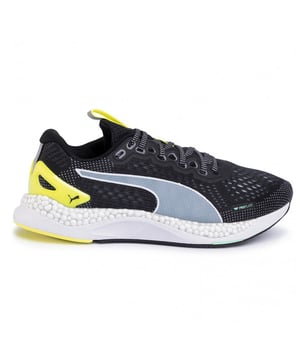 Alcance el rendimiento de primer nivel y el estilo elegante con los entrenadores negros de Puma Speed ​​600 2 hombres. Estos entrenadores están diseñados para ofrecer una combinación ganadora de velocidad, apoyo y comodidad, lo que los hace ideales para atletas y entusiastas del fitness.

Características clave:

Construcción ligera: los entrenadores Speed ​​600 2 están hechos con materiales livianos que promueven agilidad y movimiento sin esfuerzo, lo que le permite alcanzar su potencial de velocidad máxima.

Amortiguación mejorada: estos entrenadores cuentan con la tecnología de amortiguación avanzada de PUMA, proporcionando una absorción de choque superior y un retorno de energía con cada paso. Esta característica ayuda a reducir la fatiga y el impacto en sus articulaciones durante las actividades de alta intensidad.

Superior de malla transpirable: los entrenadores vienen con una parte superior de malla transpirable que mejora el flujo de aire, manteniendo los pies fríos y secos durante los entrenamientos o carreras intensas.

Superposiciones de apoyo: los entrenadores incorporan superposiciones de apoyo alrededor de las áreas de la mitad del pie y el talón, proporcionando estabilidad y un ajuste seguro. Esta característica ayuda a prevenir la sobrepronación y promueve una marcha equilibrada.

Color negro versátil: el elegante color negro de los entrenadores agrega un toque de sofisticación y versatilidad a su guardarropa atlética. El tono neutral se combina fácilmente con varios vestimenta de entrenamiento y ropa deportiva.

Cierre de cordón: los entrenadores vienen con un sistema de cierre de cordones, lo que le permite ajustar el ajuste a su preferencia y garantizar una sensación segura y personalizada.

Suelle de goma de agarre: los entrenadores están equipados con una suela de goma duradera que ofrece una tracción confiable y agarre varias superficies, proporcionando estabilidad y confianza durante sus actividades.