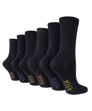Mima tus pies con la lujosa comodidad de los calcetines de bambú estampados Wildfeet. Fabricados con fibras de bambú suaves y sedosas, estos calcetines son increíblemente suaves y delicados, por lo que son perfectos para personas con piel delicada o sensible. Los bonitos dibujos y la mezcla de colores añaden un toque de estilo a cualquier conjunto. Estos calcetines presentan un tejido ligero y transpirable que mantiene los pies frescos y secos durante todo el día. Las propiedades de control de la humedad y termorregulación de las fibras de bambú garantizan que sus pies se mantengan frescos y cómodos, mientras que las propiedades antibacterianas naturales mantienen a raya el olor. Estos calcetines no sólo son buenos para los pies, sino también para el planeta. El bambú es un material ecológico y sostenible. Además, el embalaje de estos calcetines está hecho de papel reciclado, lo que añade un plus de respeto por el medio ambiente. Para una mayor durabilidad, los dedos y los talones se han reforzado de forma invisible. También están disponibles en 7 colores/diseños diferentes, que incluyen: 2 tipos de azul marino, negro, azul mancha, amarillo mancha, morado cebra y verde cebra. Wild Feet es una gama de calcetines con diseños chulos, colores atrevidos y eslóganes extravagantes: ¡desde carlinos y pingüinos hasta leones y llamas! Elige entre una gama de estilos para hombre y mujer, desde calcetines de vestir a calcetines deportivos. Incluso hay algunos estilos deportivos. Hay 7 colores para elegir y vienen en talla única de señora 4-8 UK. Están hechos de 70% viscosa (de bambú), 28% poliéster, 2% elastano y se pueden lavar a máquina.