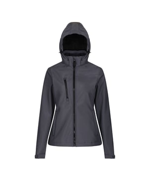Stof: Microfleece, Polyester, Geweven. Ontwerp: Eenvoudig. Stof Technologie: Ademend, Waterdicht, Winddicht, XPT. Kinbeschermer, uitgesneden etiket, kap, drielaags. Manchet: Verstelbaar. Halslijn: Kapitein. Mouwtype: Met lange mouwen. Eigenschappen van de kap: Verstelbaar, Grown On Hood. Zakken: 1 Borstzak, 2 Voorzakken. Bevestiging: contrasterende ritssluiting, volledige ritssluiting, ritsbescherming. Zoom: Open.