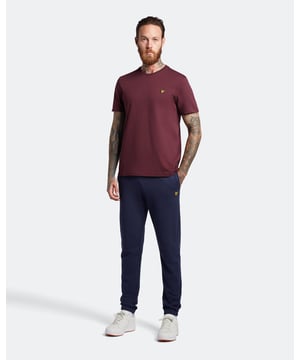 Perfect om naar de sportschool te gaan, de stad in te gaan of rustige dagen thuis, de Lyle & Scott Slim Sweat-broek is een loungewear-nietje. Deze herenjoggingbroek is gemaakt van 100% katoen voor maximaal comfort en heeft een elastische taille met trekkoord, geribbelde enkelmanchetten, zijzakken en de klassieke Lyle & Scott Golden Eagle. Verkrijgbaar in grote maten. Pasvorm: Slim
 Ontworpen om u een getailleerde pasvorm te geven die de lijnen van het lichaam beter volgt dan onze normaal gesneden kleding. Zit je tussen twee maten in, dan raden we je aan om de grotere maat te kopen.