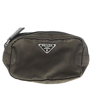 VINTAGE, UVP WIE NEU
Die Prada Pouch aus olivgrünem Nylon ist ein elegantes und vielseitiges Accessoire in einem stilvollen olivgrünen Farbton. Gefertigt aus hochwertigem Nylon, ist diese Pouch sowohl langlebig als auch leicht, was sie perfekt für den täglichen Gebrauch macht. Das ikonische Prada-Dreieckslogo verleiht dem Design einen Hauch von Luxus und Raffinesse. Der Reißverschluss sorgt für die Sicherheit Ihrer Wertsachen und ermöglicht gleichzeitig einen einfachen Zugriff. Ob als Clutch oder zur Organisation von Essentials in einer größeren Tasche, diese Prada Pouch ist eine praktische und modische Wahl für jeden Anlass.

Prada Pouch aus olivgrünem Nylon
Zustand: sehr gut
Abnutzungserscheinungen: Kein Etikett, Keine sichtbaren Gebrauchsspuren.
Verpackung: Keine
Farbe: Grün
Material: Nylon
Größe: Einheitsgröße
Maße: Breite: 20; Höhe: 90; Länge: 130
SKU: NAPPUGBBA403873W