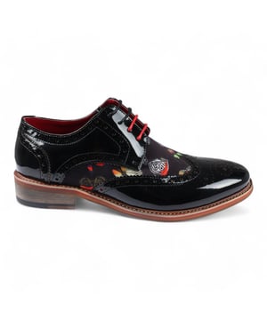 Mejora tu estilo formal con los zapatos brogue de charol con estampado de mariposas para hombre Julius de Justin Reess. Estos zapatos presentan un llamativo estampado de mariposas sobre charol de primera calidad, que añade un toque único a cualquier atuendo formal. Con detalles brogue clásicos a lo largo de la puntera y los bordes, combinados con un diseño pulido con cordones, estos zapatos ofrecen un aspecto sofisticado y atemporal. Ideales para bodas, reuniones de negocios y ocasiones especiales, aportan elegancia y personalidad a tu guardarropa. Estampado de mariposas único para un estilo destacado Charol de alta calidad para un aspecto elegante y refinado Detalles brogue clásicos para una mayor sofisticación Prenda formal versátil perfecta para cualquier evento formal
