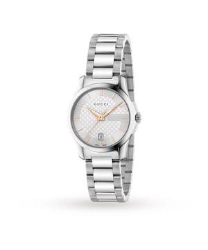 Dit vakkundig vervaardigde Gucci-dameshorloge uit de Timeless Classic-collectie heeft een elegante roestvrijstalen kast van 27 mm met staafuurmarkeringen en een prachtige zilverkleurige wijzerplaat, allemaal beschermd door saffierkristalglas.