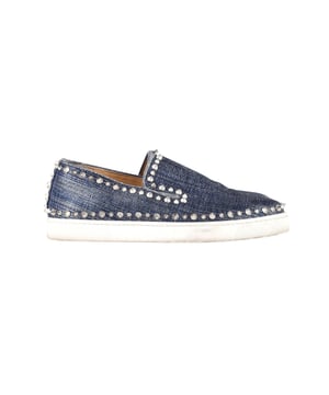 VINTAGE, UVP WIE NEU  
Die Christian Louboutin Lame Lux Spikes Pik Boat Sneakers aus Blauem Denim sind wirklich ein Statement-Stück. Diese superchicen Sneakers sind aus blauem Denim-Stoff gefertigt und mit silbernen Nieten verziert. Die Schuhe verfügen außerdem über eine weiße Gummisohle mit den typischen roten Sohlen. Setzen Sie ein Zeichen mit diesen genieteten Sneakers im ikonischen Stil von Christian Louboutin!  
Christian Louboutin Lame Lux Spikes Pik Boat Sneakers aus Blauem Denim  
Zustand: sehr gut  
Farbe: blau  
Material: Denim  
Größe: EU40.5  
Gebrauchsspuren: Seiten sind markiert und abgewetzt, Sohlen haben ebenfalls leichte Abnutzungsspuren  
SKU: 336608