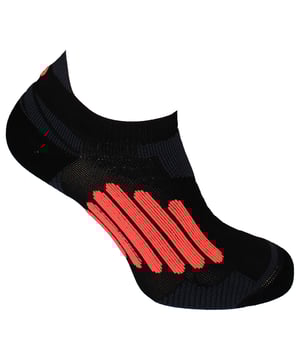 Verbessern Sie Ihr Lauferlebnis mit den Asics Nimbus 1-Pack Motion Dry Herren Socken in Schwarz. Entwickelt für Leistung und ganztäglichen Komfort, verfügen diese Socken über die fortschrittliche Motion Dry-Technologie, die Feuchtigkeit schnell ableitet und Ihre Füße während jedes Laufs trocken und frisch hält. Mit einem gepolsterten Fußbett und einer verstärkten Konstruktion bieten sie gezielte Unterstützung und Haltbarkeit und sind somit eine unverzichtbare Ergänzung Ihrer Sportgaderobe.

Hauptmerkmale:
Fortschrittliche Motion Dry-Technologie:

Leitet Feuchtigkeit effektiv ab und sorgt dafür, dass Ihre Füße während intensiver Workouts und langer Läufe trocken und bequem bleiben.

Gepolsterte Unterstützung:

Bietet gezielte Polsterung in wichtigen Bereichen, um Stöße abzufangen und Ermüdung zu reduzieren, für einen geschmeidigeren Lauf.

Robuste Konstruktion:

Verstärkte Fersen- und Zehenbereiche erhöhen die Langlebigkeit und stellen sicher, dass diese Socken dem regelmäßigen Training standhalten.

Atmungsaktiv und leicht:

Hergestellt aus hochwertigem Stoff, der die Luftzirkulation fördert und Ihre Füße den ganzen Tag kühl und bequem hält.

Klassisches schwarzes Design:

Ein elegantes, vielseitiges Design, das nahtlos mit jedem sportlichen Outfit kombiniert werden kann.

Steigern Sie Ihre Leistung mit den Asics Nimbus 1-Pack Motion Dry Herren Socken, wo Spitzenleistung auf dauerhaften Komfort für jeden Lauf trifft.