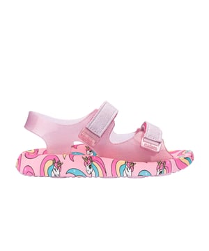 As the name suggests, Melissa Mix combines the comfort characteristic of papetes with the height and style of mini platforms through a contemporary and colorful design. The stability and comfort when walking make it the ideal model for adventures at school or in space.