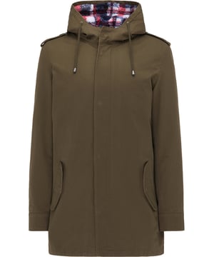 Das Besondere an diesem Baumwoll-Mantel von Mo ist, dass er saisonübergreifend zum Einsatz kommen kann. Dank einer herausnehmbaren Innenjacke mit Karo-Teddyfell wird der ansonsten leichte Anorak zu einem wärmenden Kurzmantel. Der sportlich-legere Look wird durch die seitlichen Eingrifftaschen und die innenliegende Taillenkordel vortrefflich unterstützt, wobei der Reißverschluss durch eine Druckknopfleiste verdeckt wird. Der hohe Stehkragen, die gefütterte Kapuze und die Schulterriegel mit dekorativen Logo-Druckknöpfen runden das Design ab.  Anorak
