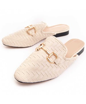 Manoletina voor vrouwen. Comfortabele pasvorm. Gevoerde inlegzool. Antislip zool. Versterkte stiksels. Gefabriceerd door andere merken voor ons merk.