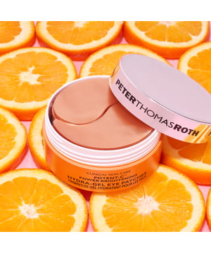 Help zichtbaar de ogen rond de ogen op te fleuren en tekenen van veroudering te verbeteren met de toekomst van vitamine C. Deze revitaliserende gelpleisters voor de oogcontour ontketenen de kracht van THD Ascorbaat Vitamine C, een ultrastabiel wetenschappelijk baanbrekend ingrediënt dat 50 x krachtiger is dan traditionele vitamine C. Gestimuleerd door vitamine E en ferulinezuur, helpen deze megakrachtige pleisters de aanblik van duisternis op te fleuren en te verminderen, terwijl ze fijne lijntjes, rimpels en kraaienpootjes verminderen. Cafeïne helpt de huid er steviger uit te laten zien en wallen te verminderen. Het tere gebied onder de ogen ziet er merkbaar helderder en jeugdiger uit.