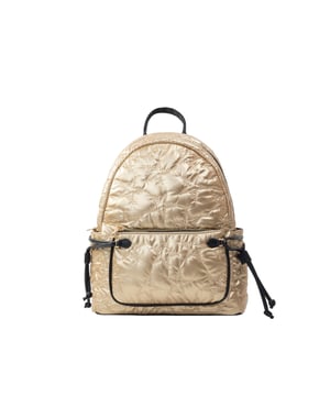 Deze rugzak van myMo ROCKS is je nieuwe dagelijkse metgezel. De zachte rugzak heeft een glanzende look met een geborduurd sterrenmotief. Met zijn verschillende vakken met ritssluiting aan de binnen- en buitenkant biedt hij praktische en discrete opbergmogelijkheden. De brede, verstelbare schouderband zorgt voor rugvriendelijk dragen en vormt een aanvulling op het coole ontwerp.  Rugzak