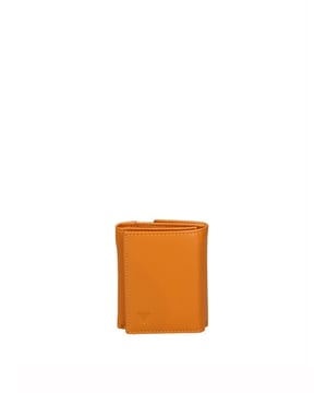 Cartera de hombre. El cierre es con botón de presión. Los bolsillos internos son tarjeteros y porta billetes. Los bolsillos exteriores son uno trasero con clip. Falta la correa para el hombro. Falta el mango. Hay un compartimento interno. El material exterior es 100% Piel Auténtica. Internamente está forrado en piel auténtica. Medidas: 8x10x3 cm. Producto de moda
