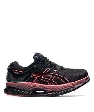 Asics MetaRide Laufschuhe Damen - Gehen Sie weiter mit dem MetaRide Laufschuh von Asics, der für lange Strecken bei maximalem Komfort entwickelt wurde. Dieser Hochleistungs-Laufschuh basiert auf der GUIDESOLE-Technologie mit einer gebogenen Sohle für verbesserte Laufeffizienz und der FLYTEFOAM Propel-Technologie für eine leichte Schaumkonstruktion und hohe Energierückgabe bei jedem Schritt. Er verfügt über eine GEL-Technologie-Dämpfung im Fersenbereich für Stoßabsorption und ein atmungsaktives Mesh-Obermaterial für ein sanftes Laufgefühl über jede Distanz. Dieser neutrale Laufschuh ist mit einer Schnürung, einem gepolsterten Knöchelkragen und einem einfarbigen Design mit klassischem Asics-Branding versehen, das zeigt, dass Sie es ernst meinen. Obermaterial aus Synthetik und Textil mit einer Synthetik-Sohle.
