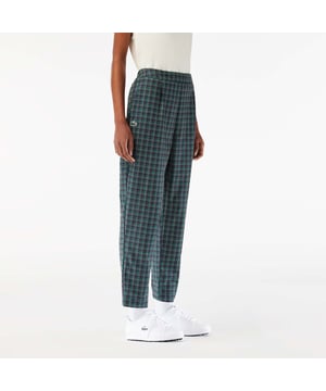 Dames Lacoste Sport 7-8 Length Elasticated Waist Stretch Golf PantsSpeel je weg in deze stretch golfbroek van ademende twill. Gemaakt om met je mee te bewegen met UPF30+ bescherming tegen zonnestralen. De perfecte mix van elegantie en prestaties.- Gerecycled polyester gemaakt van afval uit de productie - Taps toelopende pasvorm - Geruite print - Getest door golfprofessionals - Siliconen krokodil op voorkant- 100% Polyester.  Machinewasbaar.- Ref: HF7464-QRN