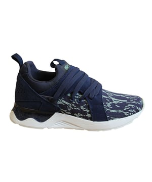 Cuando necesite una combinación de estilo y comodidad, no busque más que los zapatos Gel-Lyte® V SANZE. Esta versión de 2018 viene con una superposición de la parte superior de malla y de ante, asumiendo elementos de diseño que miran hacia atrás en la herencia de ASICS Tiger. Un estilo popular entre hombres y mujeres por igual, este clásico de ropa de calle presenta una amortiguación de gel visible, para absorber efectivamente el choque y protege los pies de los movimientos de alto impacto, perfecto para el uso diario.