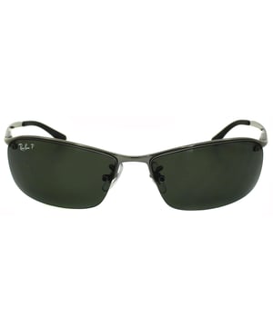 Die Ray-Ban Sonnenbrille Top Bar 3183 Gunmetal Polarized Green 004/9A gehört zur Ray-Ban Active-Familie und ist die perfekte Wahl für alle, die sich gerne im Freien aufhalten oder viel unterwegs sind. Das halbrandlose Design ist modern und minimalistisch für einen dezenten, eleganten Look und verfügt über schlanke, flexible Bügel für maximalen Komfort. Der Metallrahmen ist superleicht und die weichen Nasenpads aus Silikon sind für eine individuelle Passform verstellbar. Das charakteristische Ray-Ban-Logo befindet sich auf dem Glas sowie auf dem Bügelscharnier.