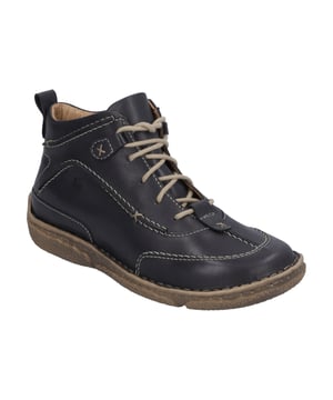 Mit dem Neele 52 in schwarz präsentiert JOSEF SEIBEL eine Stiefelette, die sich durch ihre alltagstaugliche Eleganz und Bequemlichkeit auszeichnet. Dieses Modell, speziell für Damen designt, verbindet traditionelle Werte mit modernem Komfort. Das Obermaterial aus feinstem Nappa-Rindsleder verleiht dem Schuh nicht nur eine edle Optik, sondern sorgt auch für Langlebigkeit. Die Handnaht, eine traditionelle Fertigungsart der deutschen Schuhindustrie, die heute nur noch selten anzutreffen ist, zeugt von der hohen Qualität und der liebevollen Handarbeit, die in jedem Paar steckt. Die Sohle aus TR (Thermoplastischer Kautschuk) bietet gute Rutschfestigkeit und lange Haltbarkeit, während sie gleichzeitig leichter als herkömmliche Gummisohlen ist. Dank des praktischen Reißverschlusses lässt sich der Schuh leicht an- und ausziehen, was den Tragekomfort zusätzlich erhöht. Ein weiteres Highlight ist die Möglichkeit, die Innensohle herauszunehmen und zu wechseln, was den Einsatz eines eigenen orthopädischen Fußbetts ermöglicht. So wird individueller Bequemlichkeit nichts im Wege stehen. Der Neele 52 ist Teil der Produktlinie Spirit of Nature, die für ihren charakterstarken Designansatz und die Kombination aus Style und Wohlbefinden steht. Dieses Modell eignet sich perfekt für die Freizeitgestaltung im Herbst, sei es für Spaziergänge im Freien oder für den entspannten Stadtbummel. Es verkörpert die Philosophie von JOSEF SEIBEL, dass wahre Mode zeitlos ist und setzt ein starkes Statement gegen die schnelllebige Fast Fashion. Ein Schuh, der nicht nur durch sein Äußeres, sondern auch durch seine innere Werte überzeugt.