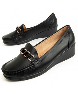 Wedge moccasin voor vrouwen. Comfortabele pasvorm. Gemaakt van veganistische materialen. Gefabriceerd door andere merken voor ons merk. Ongeveer 4 cm hak.