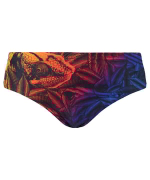 Geïnspireerd door dieren in het wild en doordrenkt met synthetische energie en felle kleuren, zal deze gewaagde 6,5 cm slip met een opvallende hagedisafbeelding jonge zwemmers bevrijden. Met een verbeterde, comfortabele pasvorm en een intern trekkoord voor extra veiligheid is deze stijl perfect voor elke zwemsessie, van lessen tot trainingen. De zachte stof met geborstelde afwerking is gemaakt met behulp van een productiemethode waarbij plastic afval wordt gerecycled tot stof, wat betekent dat deze aqua zwembroek zeer milieuvriendelijk is.
Eigenschappen:
Veilige pasvorm - met het interne trekkoord kun je de pasvorm aanpassen
Voering aan de voorkant - biedt extra comfort en bescheidenheid
Digitale print - geeft veel kleur en definitie
100% chloorbestendig - voor langdurige prestaties
Quick Dry - droogt sneller na je zwemtraining