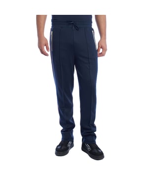 Pantalón de chándal para hombre de La Martina.

Un diseño contemporáneo y funcional se combina en este pantalón deportivo de La Martina, creando una prenda ideal para hombres que priorizan comodidad y estilo. 

Detalles:

- Corte regular fit con caída recta y ajuste relajado, diseñado para ofrecer libertad de movimiento y una silueta favorecedora.
- Confeccionado en tejido técnico suave y resistente.
- Cintura elástica con cordón ajustable que proporciona un ajuste personalizado y seguro.
- Bolsillos laterales con cremallera, ofreciendo practicidad y seguridad al transportar objetos esenciales.
- Detalle de línea decorativa en contraste a lo largo de los laterales.
- Bolsillo trasero tipo parche con bordado exclusivo de La Martina, que aporta un acabado distintivo.

Una prenda que combina comodidad, funcionalidad y estilo en un diseño sofisticado. Este Jogger deportivo de La Martina es ideal tanto para actividades casuales como para un look deportivo elegante, destacando por su calidad y detalles únicos.
 Composición: 62% Acrílico, 26%Viscosa, 10% Poliéster, 2% Elastano
 Cuidados:
- Lavar máximo a 30°C en ciclo suave.
- No usar lejía ni blanqueadores.
- No secar en secadora.
- Planchar a baja temperatura si es necesario, evitando los bordados.