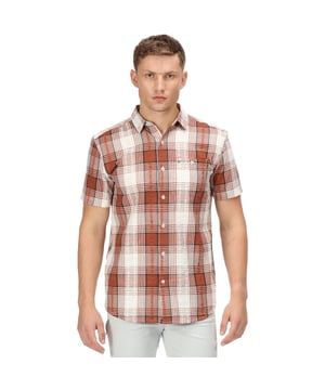 Cotton soft, stylish and breathable - our Deakin IV men's shirt is perfect for the summer. Featuring our softest, sustainable Coolweave cotton, the men's short-sleeved shirt will keep you comfortable and fresh on the go. With a summer-inspired seersucker fabric finish. The men's shirt is ideal wear for city walks. Team with jeans and trainers.