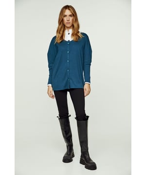 Diese petrolblaue Strickjacke ist aus einem elastischen Strickstoff gefertigt. Sie hat einen tiefen Rundhalsausschnitt, überschnittene Schultern und lange Ärmel. Vorne gibt es eine Knopfleiste mit Kunststoffknöpfen. Die Strickjacke hat eine übergroße Silhouette.