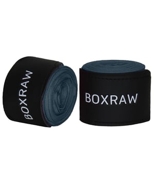 Die 3 m langen BOXRAW-Handbandagen aus geschmeidigem Baumwoll-Stretch-Mix verfügen über einen zum Patent angemeldeten Klettverschluss an der Daumenschlaufe, der Ihnen beim Umwickeln und Abwickeln Ihrer Hände Zeit spart. Das verstärkte, gummierte Handgelenkband bietet zusätzlichen Halt, während das speziell entwickelte Gewebe weich, aber fest auf der Haut liegt und so die perfekte Variation der Hand- und Knöchelpositionierung ermöglicht. Die Wahl der Weltmeister wird komplett mit einem Wasch- und Tragebeutel geliefert. 3 Meter Länge Hochwertiger Baumwoll-Stretch-Mix BOXRAW-Logo mit Aufdruck und Gummieinspritzung Klettverschluss zum Patent angemeldet Daumenschlaufen, Klettverschluss
