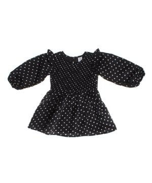 Este encantador vestido de niña destaca por su suave textura satinada y un diseño lleno de detalles elegantes. 

El escote redondo, complementado por un delicado cierre de cerradura en la parte posterior, añade un toque refinado y práctico. 

Los volantes en los hombros decoran las mangas largas, que aportan un estilo clásico. 

El pecho fruncido no solo realza la silueta, sino que también proporciona una sensación de comodidad. 

Con un corte recto y suelto, este vestido ofrece libertad de movimiento, manteniendo siempre su elegancia. 

La longitud hasta la rodilla lo convierte en una opción perfecta para cualquier ocasión, combinando comodidad y estilo para tu bebé.
 Composición: Exterior: 100% Poliéster; Revestimiento superior: 100% Poliéster
 Cuidados:
- Lavar a máquina máx 30ºC y ciclo delicado.
- Usar detergentes suaves.
- Usar secadora a baja temperatura.
- Planchar a bajas temperaturas.
- No lavar en seco.