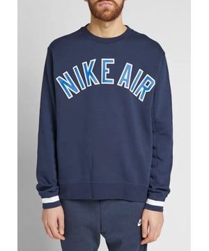 Nike Air Crewneck Sweat, der Swoosh lädt dich ein, in seinem kollegialen Komfort zu schwelgen. Das mit einem auffälligen Branding auf der Brust bedruckte Popover-Modell aus einer Baumwollmischung hat strukturierte Rippstrickbündchen an Kragen, Ärmeln und Saum und ist mit einem gewebten "AIR"-Markenaufnäher im Nacken versehen. Gewebter Markenaufnäher, gerippter Rundhalsausschnitt, Manschetten und Saum.