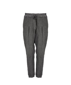 Einfacher Schnitt

Dieses Modell zeichnet sich durch einen einfachen Schnitt aus, der sowohl für den täglichen Gebrauch als auch für elegantere Outfits ideal geeignet ist und Komfort sowie Bewegungsfreiheit bietet.

Breiter Gummibund, zusätzlich mit Kordel verstellbar

Im Bund befindet sich ein breiter Gummi, der sich perfekt an die Figur anpasst, und die zusätzlich verstellbare Kordel ermöglicht eine individuelle Anpassung des Umfangs, was eine perfekte Passform und Bequemlichkeit den ganzen Tag garantiert.

Leicht zulaufende Hosenbeine

Die leicht zulaufenden Hosenbeine verleihen dem Ganzen eine subtile Eleganz, während sie gleichzeitig einen modernen und modischen Look bewahren, der sich hervorragend mit verschiedenen Schuhtypen kombinieren lässt.

Mittlere Leibhöhe 

Die mittlere Leibhöhe der Hose bietet Tragekomfort und eine exzellente Passform an die Figur, unterstreicht ihre natürlichen Formen und sorgt für Komfort den ganzen Tag.

Seitentaschen sowie hinten Taschen

An den Seiten und hinten befinden sich praktische Taschen, die nicht nur stilvoll sind, sondern auch äußerst funktionell, da sie das Aufbewahren kleiner Gegenstände stets griffbereit ermöglichen.

Aus hochwertigem Leinen gefertigt

Diese Hosen sind aus hochwertigem Leinen gefertigt, das nicht nur langlebig und widerstandsfähig gegen Beschädigungen ist, sondern auch luftig und hautfreundlich, ideal für wärmere Tage.

In Italien hergestellt

In Italien hergestellt, zeichnen sich diese Hosen durch sorgfältige Verarbeitung und Aufmerksamkeit für jedes Detail aus, was höchste Qualität und einen einzigartigen Stil garantiert, inspiriert von italienischer Eleganz.